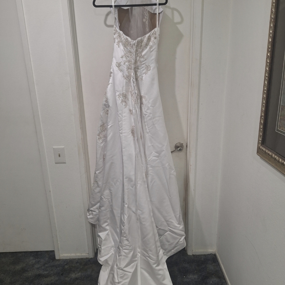 WEDDING DRESS - Picture 10 of 15